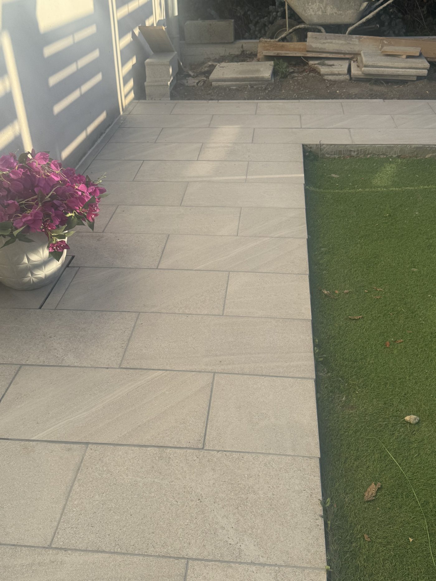 Détail du carrelage extérieur posé sur une terrasse